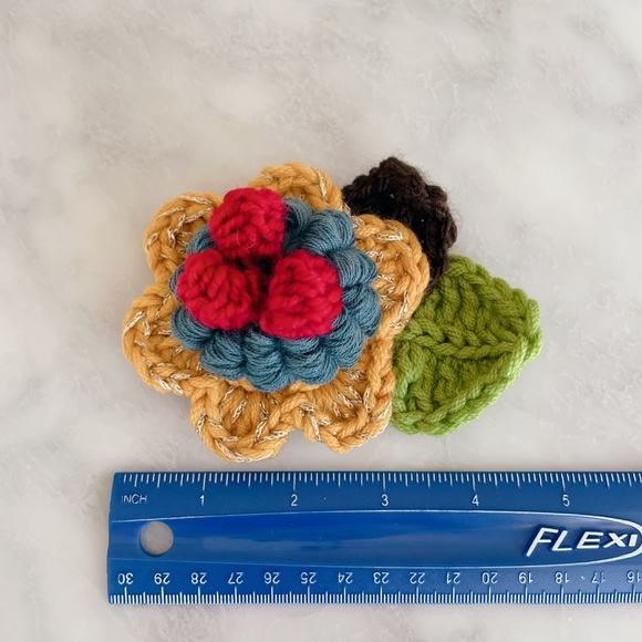 3D handmade crochet flower brooch - Picture 5 of 7